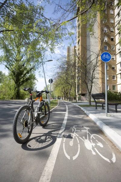 Fahrradschild auf der Fahrbahn. Radweg in der Stadt, novi sad. — Stockfoto