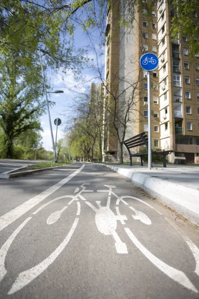 Cykel skylt på kör fält. Cykel bana i staden, Novi Sad. — Stockfoto