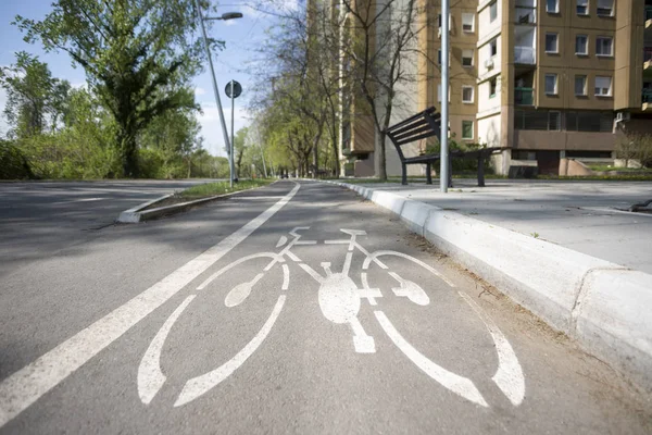 Signo de bicicleta en el carril. Carriles bici en la ciudad, Novi Sad . —  Fotos de Stock