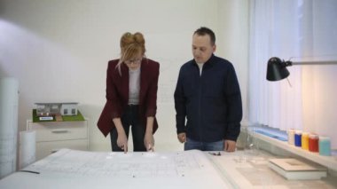 Ofiste iki mimar bir ev planına bakıyor. Augmented gerçeklik ev masada yansıtılır. Onlar yorum ve bu konuda tartışıyorlar.