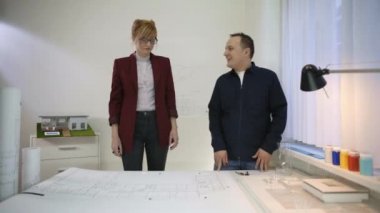 Ofiste iki mimar bir ev planına bakıyor. Augmented gerçeklik ev masada yansıtılır. Onlar yorum ve bu konuda tartışıyorlar.