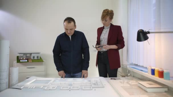 Doi Arhitecți Birou Uitându Plan Unei Case Casa Realitate Augmentată — Videoclip de stoc