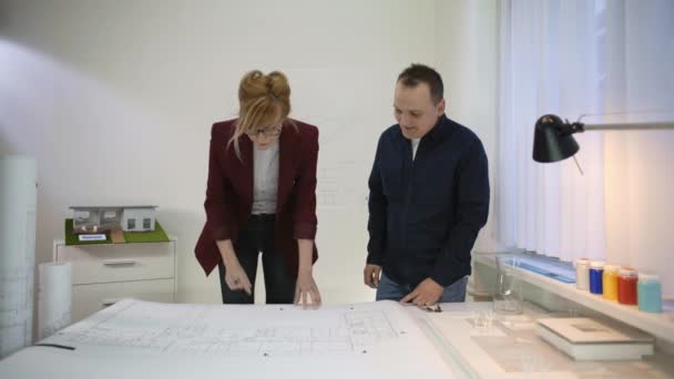 Deux Architectes Bureau Regardant Plan Une Maison Maison Réalité Augmentée — Video