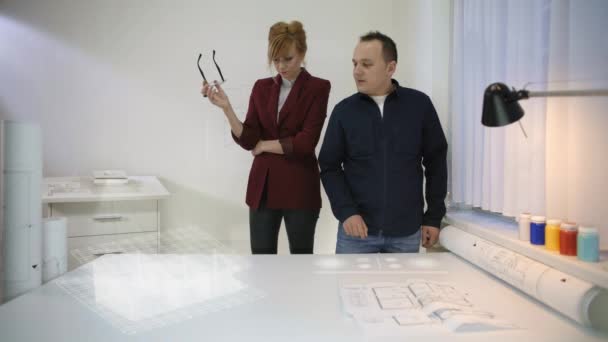 Dos Arquitectos Oficina Escritorio Mirando Una Proyección Realidad Aumentada Una — Vídeo de stock