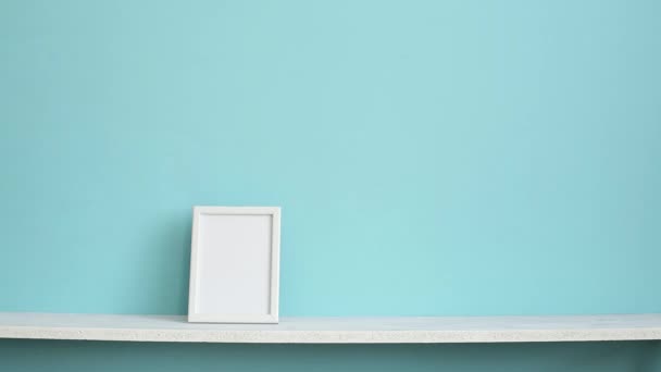 Moderna Decoración Habitación Con Marco Imagen Maqueta Estante Blanco Contra — Vídeos de Stock