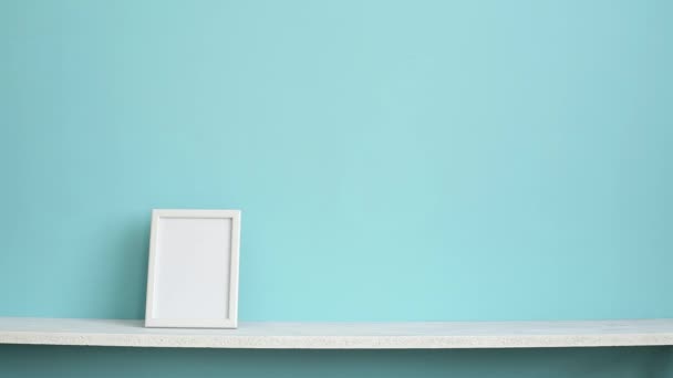 Moderne Raumdekoration Mit Bilderrahmen Attrappe Weißes Regal Vor Pastelltürkisfarbener Wand — Stockvideo