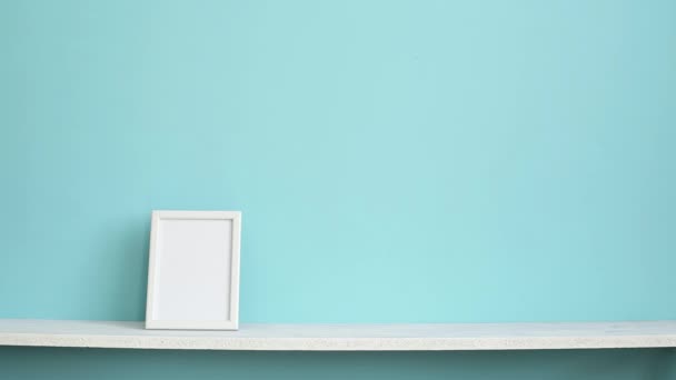 Moderne Raumdekoration Mit Bilderrahmen Attrappe Weißes Regal Vor Pastelltürkisfarbener Wand — Stockvideo