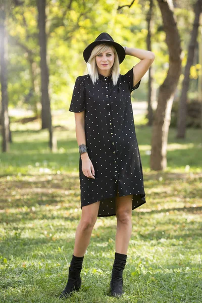 Portrait de mode en plein air de jeune belle femme posant dans le parc vert d'été — Photo