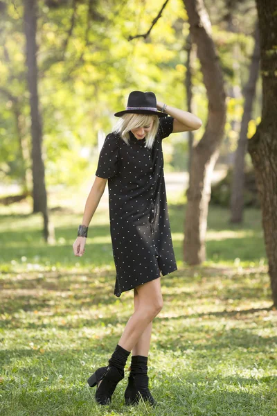 Portrait de mode en plein air de jeune belle femme posant dans le parc vert d'été — Photo