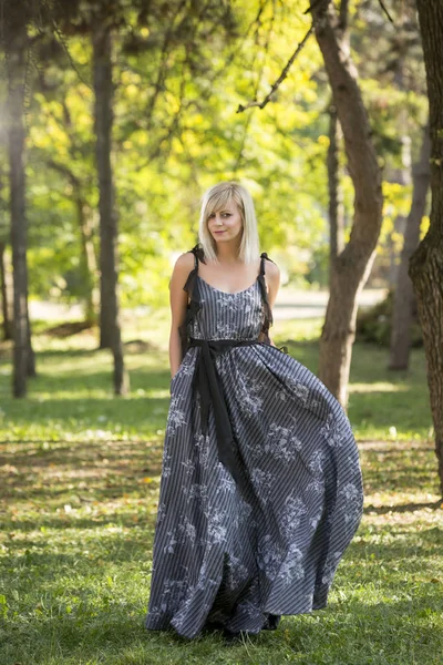 Retrato de estilo de moda de hermosa mujer hermosa posando en el parque verde de verano — Foto de Stock