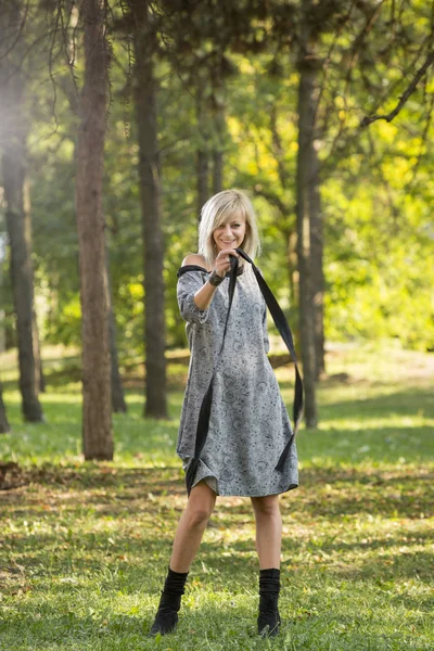 Mode stijl portret van prachtige mooie vrouw poseren in zomer groen park — Stockfoto