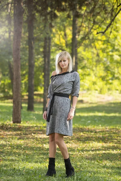 Style de mode portrait de magnifique belle femme posant dans le parc vert d'été — Photo