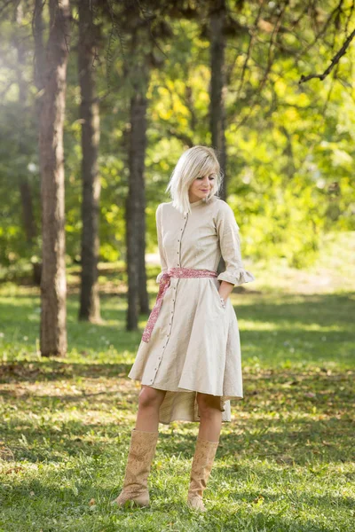 Style de mode portrait de magnifique belle femme posant dans le parc vert d'été — Photo