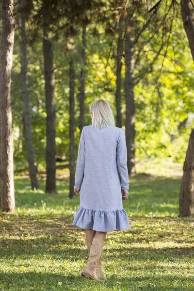 夏の緑の公園でポーズゴージャスな美しい女性のファッションスタイルの肖像画 — ストック写真