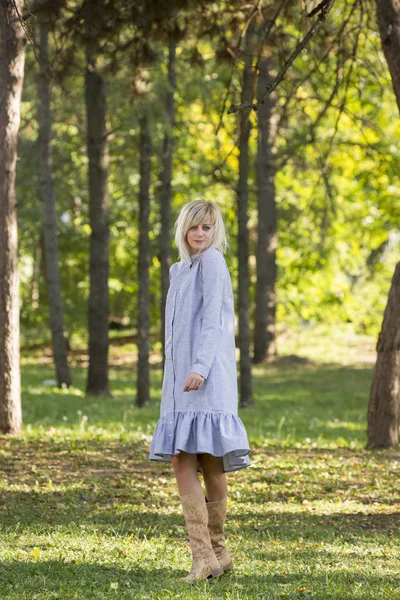 Style de mode portrait de magnifique belle femme posant dans le parc vert d'été — Photo