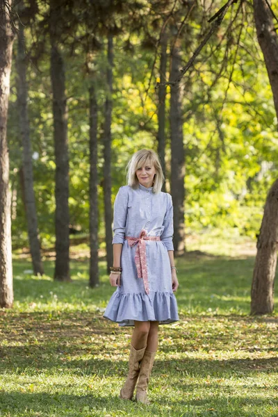 Style de mode portrait de magnifique belle femme posant dans le parc vert d'été — Photo