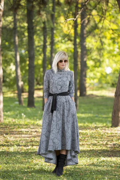 Style de mode portrait de magnifique belle femme posant dans le parc vert d'été — Photo