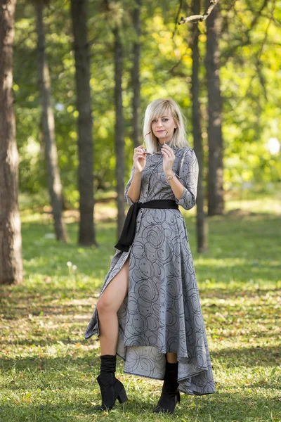 여름 녹색 공원에서 포즈를 취하는 화려한 아름다운 여성의 패션 스타일 초상화 — 스톡 사진