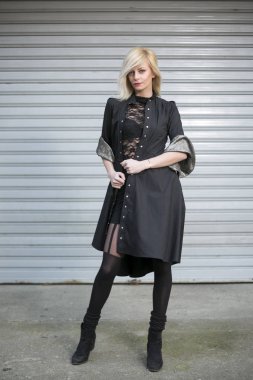 Sokak arka plan önünde zarif elbise giyen güzel moda uzun sarı saç kız Portresi