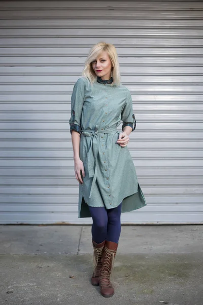 Portrait de belle fille blonde longue à la mode portant une robe élégante devant le fond de la rue — Photo