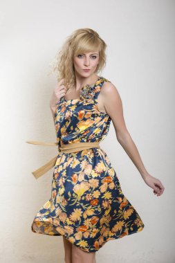 Beyaz duvar önünde poz güzel kadın model