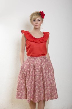 Beyaz duvar önünde poz güzel kadın model