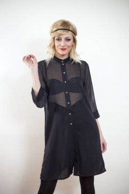 Beyaz duvar önünde poz güzel sarışın kız Çekici moda kapalı portre