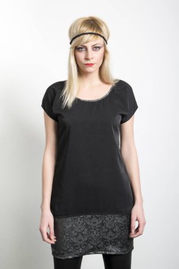 Beyaz duvar önünde poz güzel sarışın kız Çekici moda kapalı portre