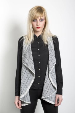 Beyaz duvar önünde poz güzel sarışın kız Çekici moda kapalı portre