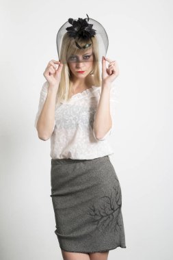 Beyaz duvar önünde poz güzel sarışın kız Çekici moda kapalı portre