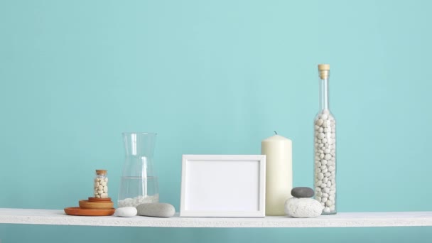现代客房装饰 带相框模型 搁在绿松石墙面 装饰蜡烛 玻璃和岩石 把郁金香放在花瓶里 — 图库视频影像