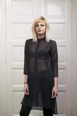 Beyaz kapı önünde poz güzel sarışın kız Çekici moda kapalı portre