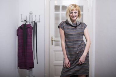 Rahat elbise giyen güzel genç sarışın kadın gülümseyerek