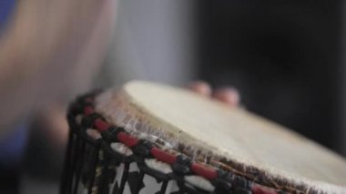 Evde dijital stüdyoda djembe davul enstrümanı kayıt profesyonel müzisyen yakın. O aletleri ve midi denetleyici ile çevrilidir. Müzik prodüksiyon konsepti. 