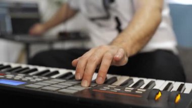 Evde dijital stüdyoda midi klavye kayıt profesyonel müzisyen yakın. O aletleri ve midi denetleyici ile çevrilidir. Müzik prodüksiyon konsepti. 