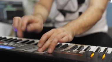 Evde dijital stüdyoda midi klavye kayıt profesyonel müzisyen yakın. O aletleri ve midi denetleyici ile çevrilidir. Müzik prodüksiyon konsepti. 