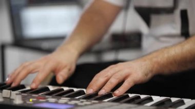 Evde dijital stüdyoda midi klavye kayıt profesyonel müzisyen yakın. O aletleri ve midi denetleyici ile çevrilidir. Müzik prodüksiyon konsepti. 