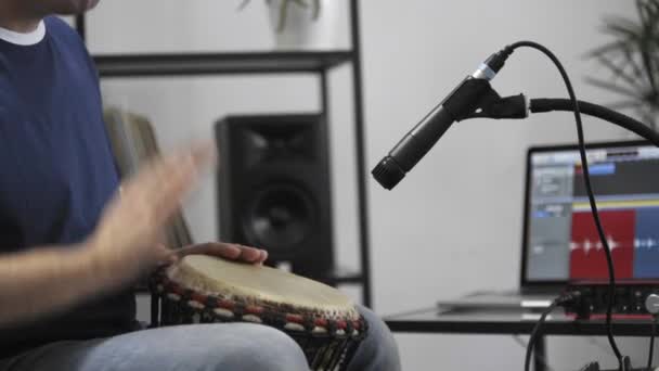 Närbild Professionell Musiker Inspelning Djembe Truminstrument Digital Studio Hemma Han — Stockvideo