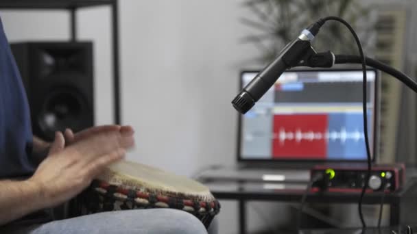 Nahaufnahme Von Professionellen Musikern Die Djembe Schlagzeug Digitalen Studio Hause — Stockvideo