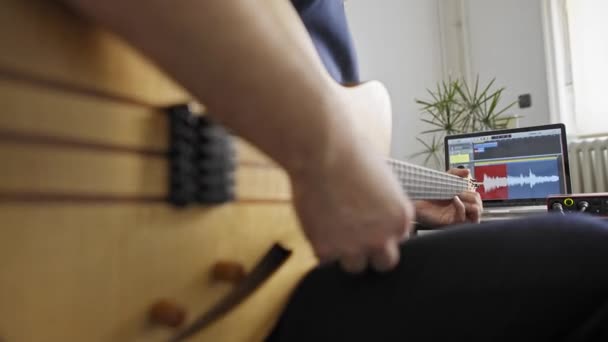 Bliska Profesjonalnego Gitarzystę Nagrywającego Gitary Elektrycznej Cyfrowym Studiu Domu Jest — Wideo stockowe