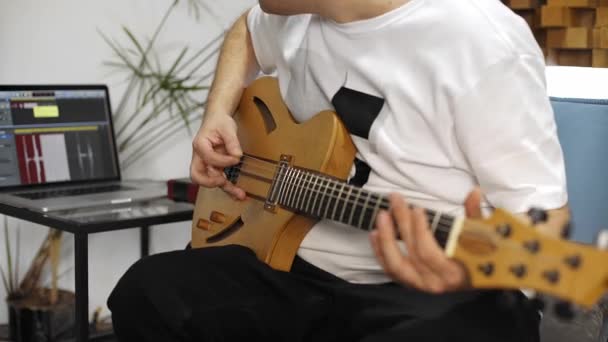 Nahaufnahme Eines Professionellen Musikers Der Hause Digitalen Studio Gitarre Aufnimmt — Stockvideo