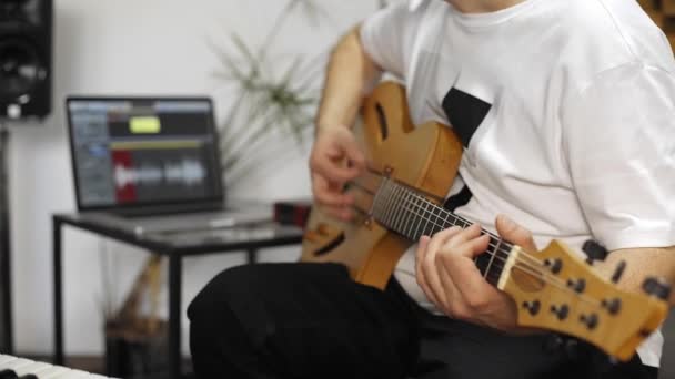 Nahaufnahme Eines Professionellen Musikers Der Hause Digitalen Studio Gitarre Aufnimmt — Stockvideo