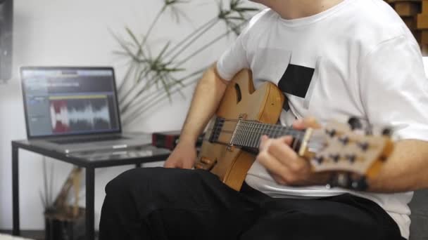 Primer Plano Músico Profesional Grabando Guitarra Eléctrica Estudio Digital Casa — Vídeo de stock