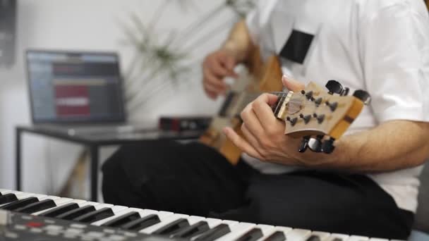 Bliska Profesjonalnego Gitarzystę Nagrywającego Gitary Elektrycznej Cyfrowym Studiu Domu Jest — Wideo stockowe
