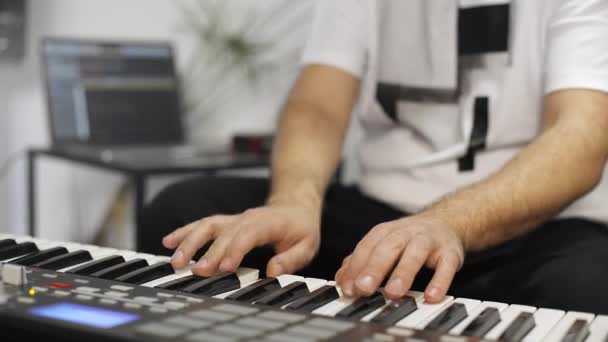 Close Músico Profissional Gravando Teclado Midi Estúdio Digital Casa Ele — Vídeo de Stock