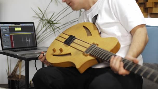 Nahaufnahme Eines Professionellen Musikers Der Seine Gitarre Digitalen Studio Hause — Stockvideo