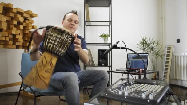 Profesjonalny Muzyk Nagrywające Djembe Drum Instrument Cyfrowym Studiu Domu Jest — Wideo stockowe