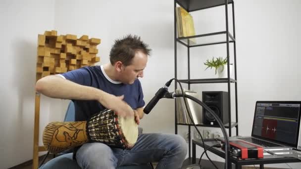 Musicista Professionista Che Registra Djembe Drum Strumento Studio Digitale Casa — Video Stock