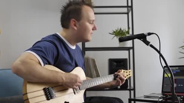 Músico Profissional Gravando Guitarra Elétrica Estúdio Digital Casa Ele Está — Vídeo de Stock