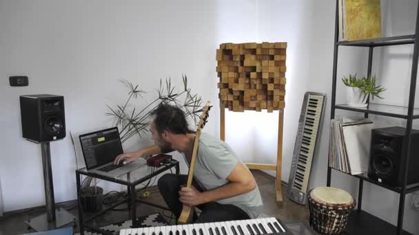 Músico Profesional Grabando Guitarra Eléctrica Estudio Digital Casa Está Rodeado — Vídeos de Stock